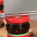 Feito com aço inoxidável suspenso, oferece a solução perfeita para abrir qualquer tipo de tampa, de maneira segura e sem esforço. É uma ferramenta indispensável para trazer mais praticidade e agilidade ao seu dia a dia na cozinha! 