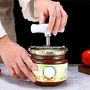 Mãos de pessoa usando o abridor na cor branca em um pote de doce