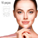 Adesivos SkinRenew™ sendo lavados com água e sabão, prontos para serem reutilizados por várias noites.