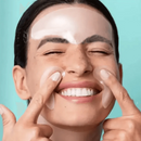 Adesivos SkinRenew™ aplicados na testa e bochechas, suavizando rugas e linhas de expressão.