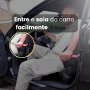 Entre e saia do carro com a maior facilidade. Idoso saindo de uma carro com ar de satisfação devido a sua independência.