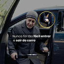 Idoso descendo do automóvel utilizando a Alça de Suporte, sorrindo visto a facilidade de uso com ar de independência. Texto dizendo: Nunca foi tão fácil entrar e sair do carro.