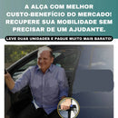 Idoso descendo do automóvel utilizando a Alça de Suporte, sorrindo visto a facilidade de uso com ar de independência.