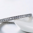 Detalhe dos corações cravados com zircônia no Anel de Prata 925, refletindo brilho e brilho.