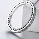 Anel Aliança de Prata Coração Cravejado visto de vários ângulos, evidenciando o brilho e a sofisticação.