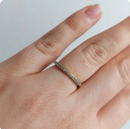 Anel Aliança de Prata Coração Cravejado no dedo, destacando um design romântico e delicado.