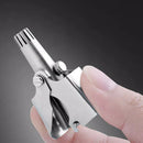 Aparador de pelos sendo  utilizado com a pressão dos dedos para sua ação suave.