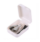 Kit completo com aparelho e escova de limpeza sobre no estojo.