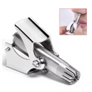 Precionar o botão mecânico do aparelho portátil e sinta o aparador de pelos trabalhando suavemente.