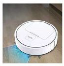 Robô aspirador limpando área com tapete e obstáculos leves.