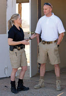 Modelos homem e mulher em atividades de segurança, demonstram o uso das bermudas Tática Militar impermeáveis.