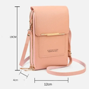 Mulher usando a Bolsa Touch Screen no ombro, destacando seu design moderno e versátil. Dimensões de 19cm de altura, 12cm de largura e 4cm de profundidade. 