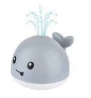O brinquedo baleia jorrando água.