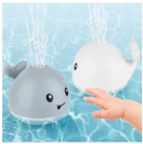 Brinquedo baleia sendo seguro para uma criança pequena.