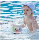 Cena divertida de banho com brinquedo na piscina.