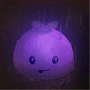 O bebê fica encantado olhando para o efeito de LED do brinquedo.