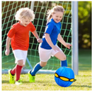 Crianças brincando juntos com o brinquedo voador na função bola.