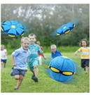 Crianças brincando com o brinquedo disco voador ao ar livre.