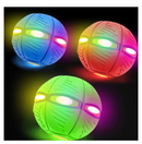 Brinquedo Bola Disco Voador em brincadeiras pela criançada com os LEDs acesos.