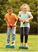 Brinquedo Pula Pula Infantil sendo usado em um parque com outras crianças.