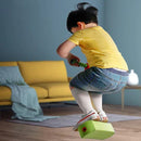 Criança pulando com o brinquedo pula pula infantil em ambiente interno em casa com toda segurança.