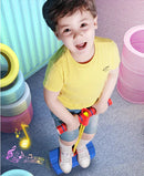 Criança usando o brinquedo dentro de casa, numa festa, com total segurança.