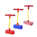 Vista do brinquedo destacando as cores disponíveis: azul, vermelho e rosa.
