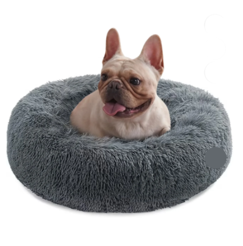 Seu cachorrinho aproveitando o conforto da Cama Nuvem, porque ninguém é de ferro.    