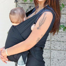 Mulher com o Carregador Sling demonstrando ele instalado e com o bebê 