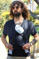 Homem com o Carregador Sling demonstrando ele instalado e com o bebê sentado adequadamente com as perninhas em y 