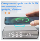 Alarme digital configurado no display do carregador multifuncional, e carregamento por indução.