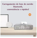 Carregador com relógio e display de temperatura posicionada sobre uma mesa de escritório.