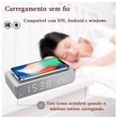 Alarme digital configurado no display do carregador multifuncional. Na cabeceira da cama.