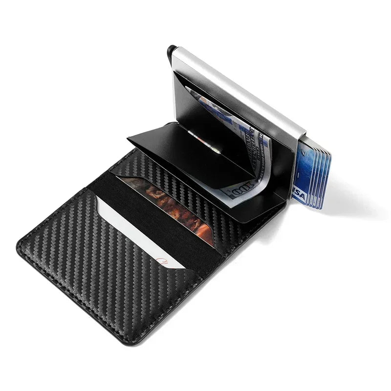 Cartira aberta onde se verifica a fineza do material de couro sintético com a combinação com o aluminio para o melhor estilo.