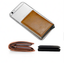 Mostra uma carteira normal, o celular e a carteira de fibra carbono, onde se constata o estudo das dimensões adequadas para o perfeito acondicinamento no vestuário.