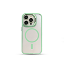 Verso da capa de celular, case, transparente de cor verde, mostrando a proteção das lentes, no caso, três lentes. E mais, a área indicativa do carregamento sem fio. 