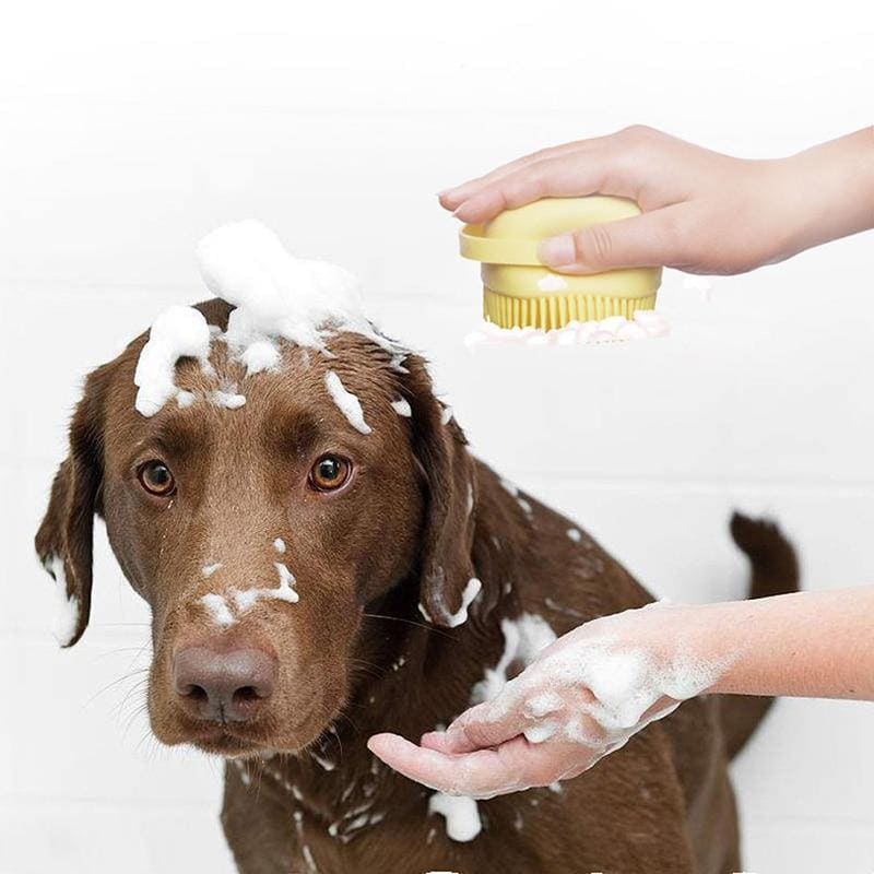 Dispensador de shampoo embutido, liberando a quantidade ideal de produto.