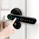 Fechadura Digital Biométrica sendo desbloqueada por impressão digital para acesso rápido e seguro.