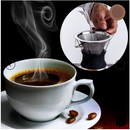Chicara com o café pronto com fumaça alguns grãos no pires para o requinte e mais colocação da água no filtro quando do fazimento do café