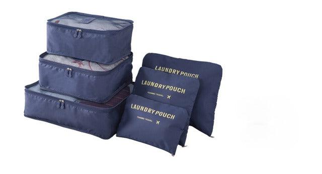 Kit Organizador de Malas com roupas armazenadas, mostrando a grande capacidade de cada bolsa. Cor azul.