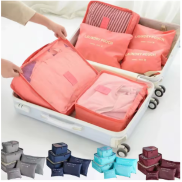 Comparação entre uma mala desorganizada e outra usando o Kit Organizador de Malas. Cor laranja.