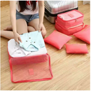 Pessoa organizando roupas no Kit Organizador de Malas para Viagem para facilitar o acesso durante a viagem. Cor rosa.