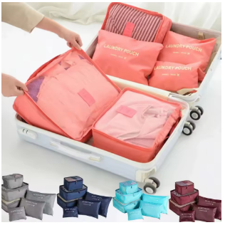 Kit Organizador de Malas separando roupas sujas e limpas, ideal para manter a organização durante a viagem. Cor laranja.