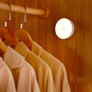 Luminária LED com Sensor de Presença instalada em um guarda-roupa, garantindo iluminação automática.