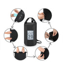 Utilizar a Mochila Flutuante Impermeável em um barco, protege os pertences da água.