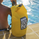 Mochila Flutuante Impermeável sendo utilizada na praia, protegendo objetos do contato com a areia e a água.