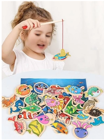 Criança brincando com o brinquedo de Pescaria Magnética, desenvolvendo desenvolvimento motora e criatividade.