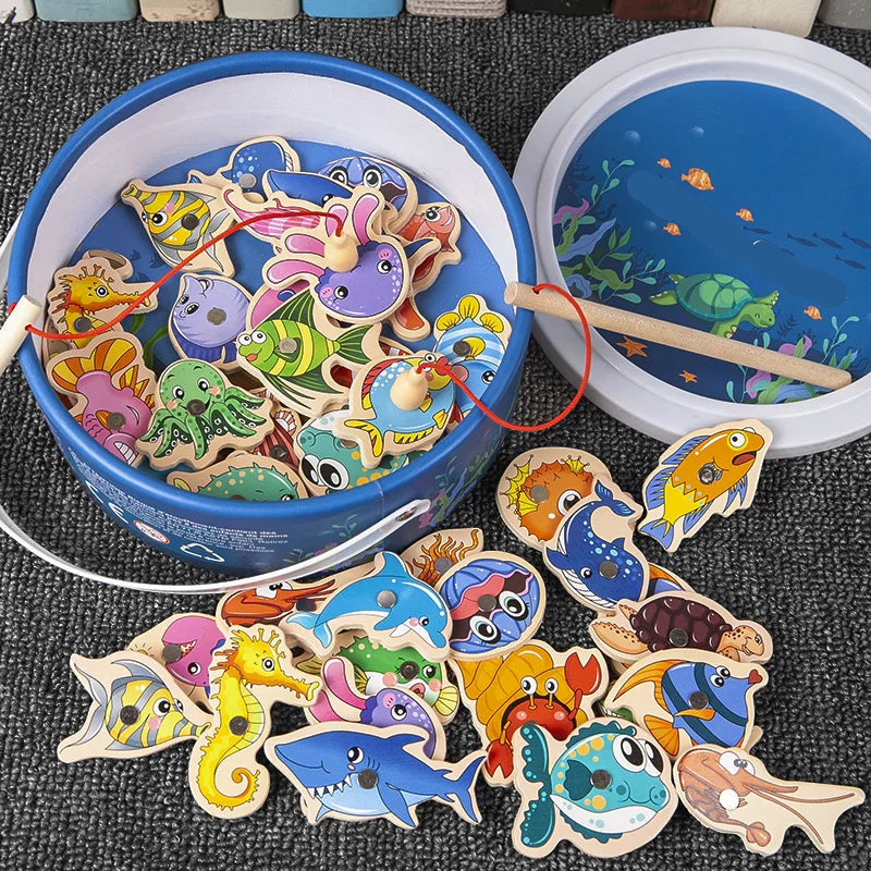 Kit Pescaria Magnética Educativa Infantil com peixinhos coloridos, vara magnética e tabuleiro de madeira.