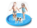 Cachorro e crianças brincando na Piscina Inflável para Pets, aproveitando o conforto e a água refrescante.