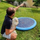 Detalhe do seu pet querendo já se refrescar. Mostra local de colocação da Piscina Inflável para Pets, garantindo segurança e evitando vazamentos. 